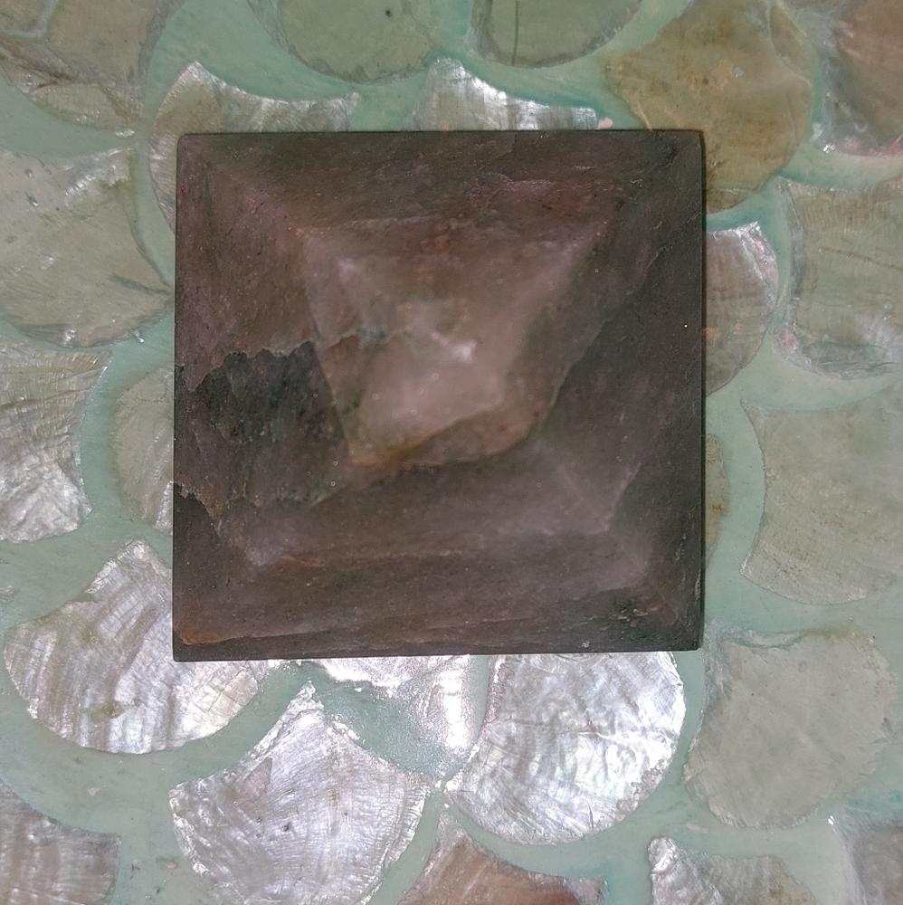 Green Aventurine Mini Pyramid - Picture 4 of 6